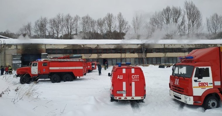 В Ижевске загорелся склад с картоном на улице Орджоникидзе 