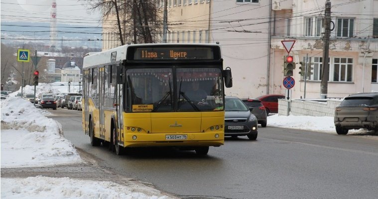 Три автобуса сломались из-за подтопления улицы Ворошилова в новогодние праздники в Ижевске 