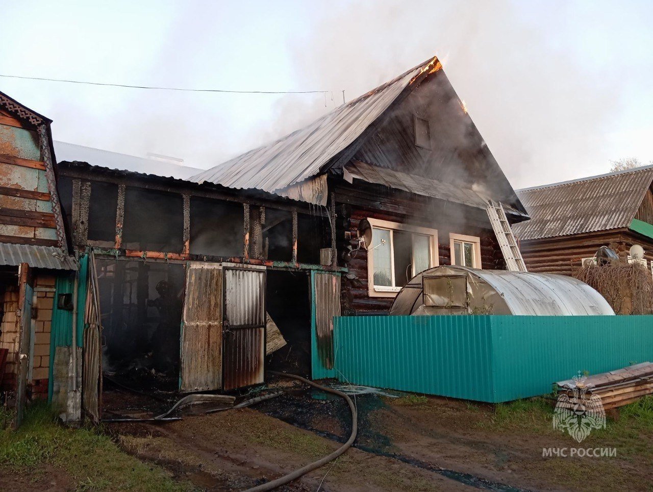 Житель Увы получил ожог спины во время эвакуации из горящего дома