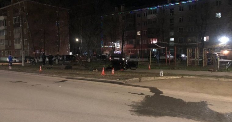В Ижевске в результате ДТП перевернулась машина с четырьмя молодыми людьми