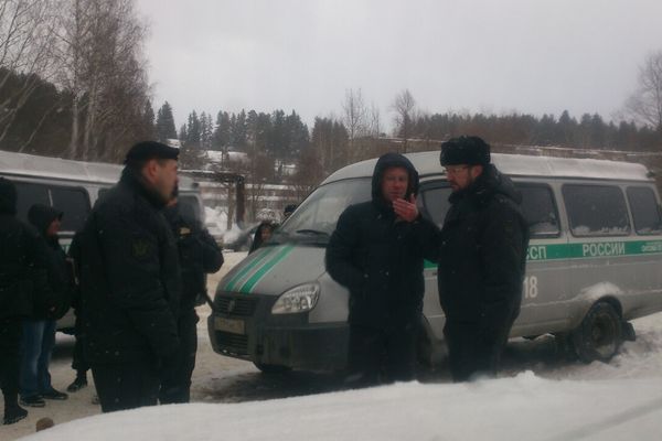 Запершийся от приставов в автомобиле житель Воткинска объяснил свой поступок