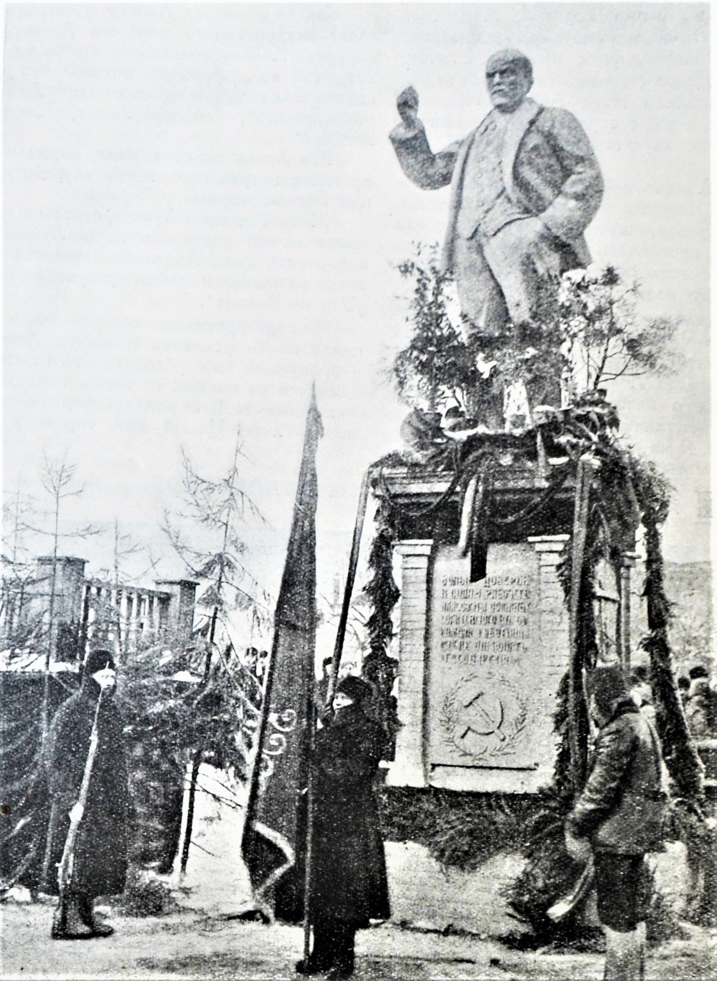 First_Lenin_statue_in_USSR_1924.jpg