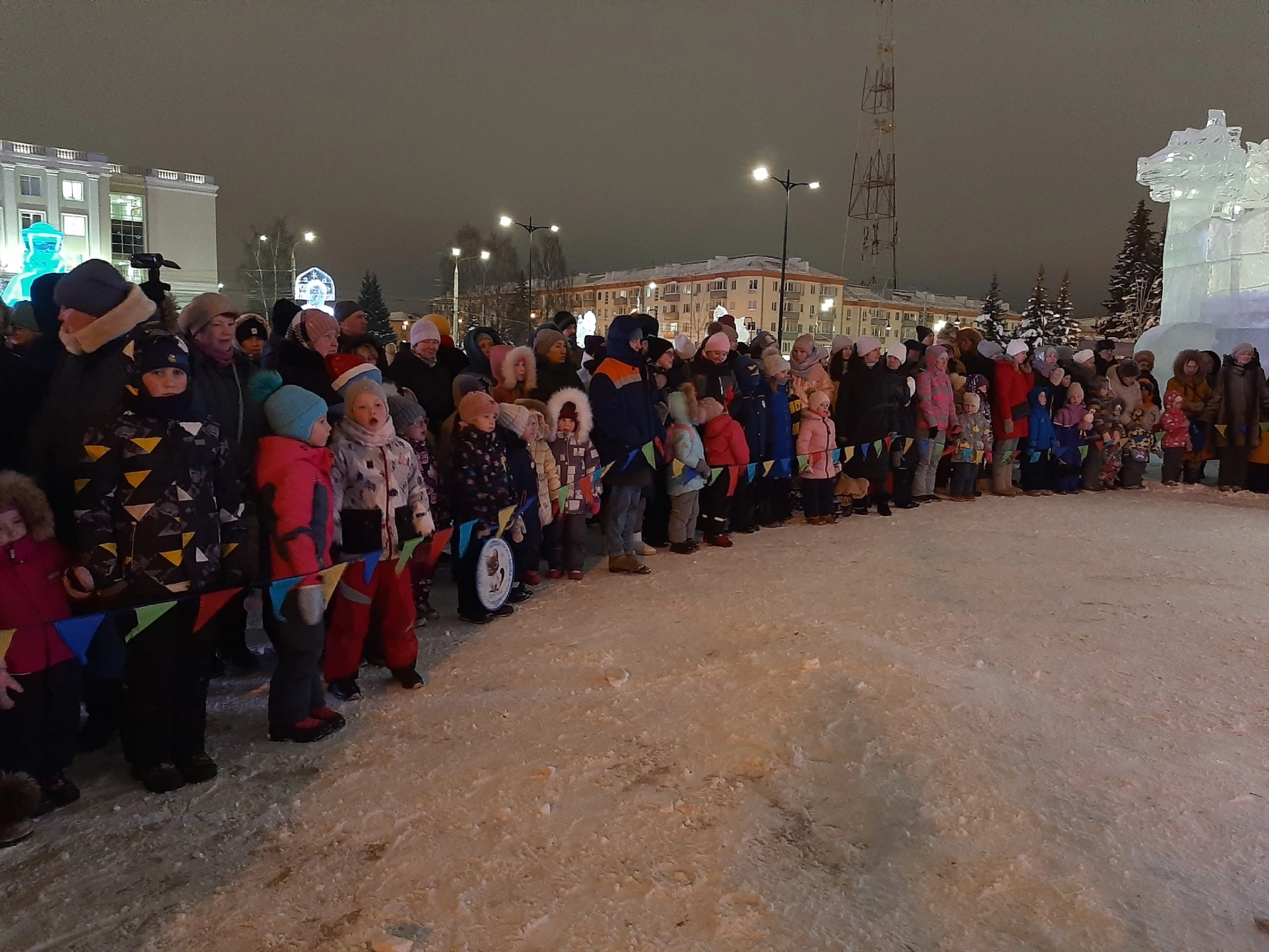 Центральная площадь в ижевске ледяной городок 2023. Открытие елки в лесосибирске 2018. Елка праздник. Новогодние города россии. Город лесной елка.