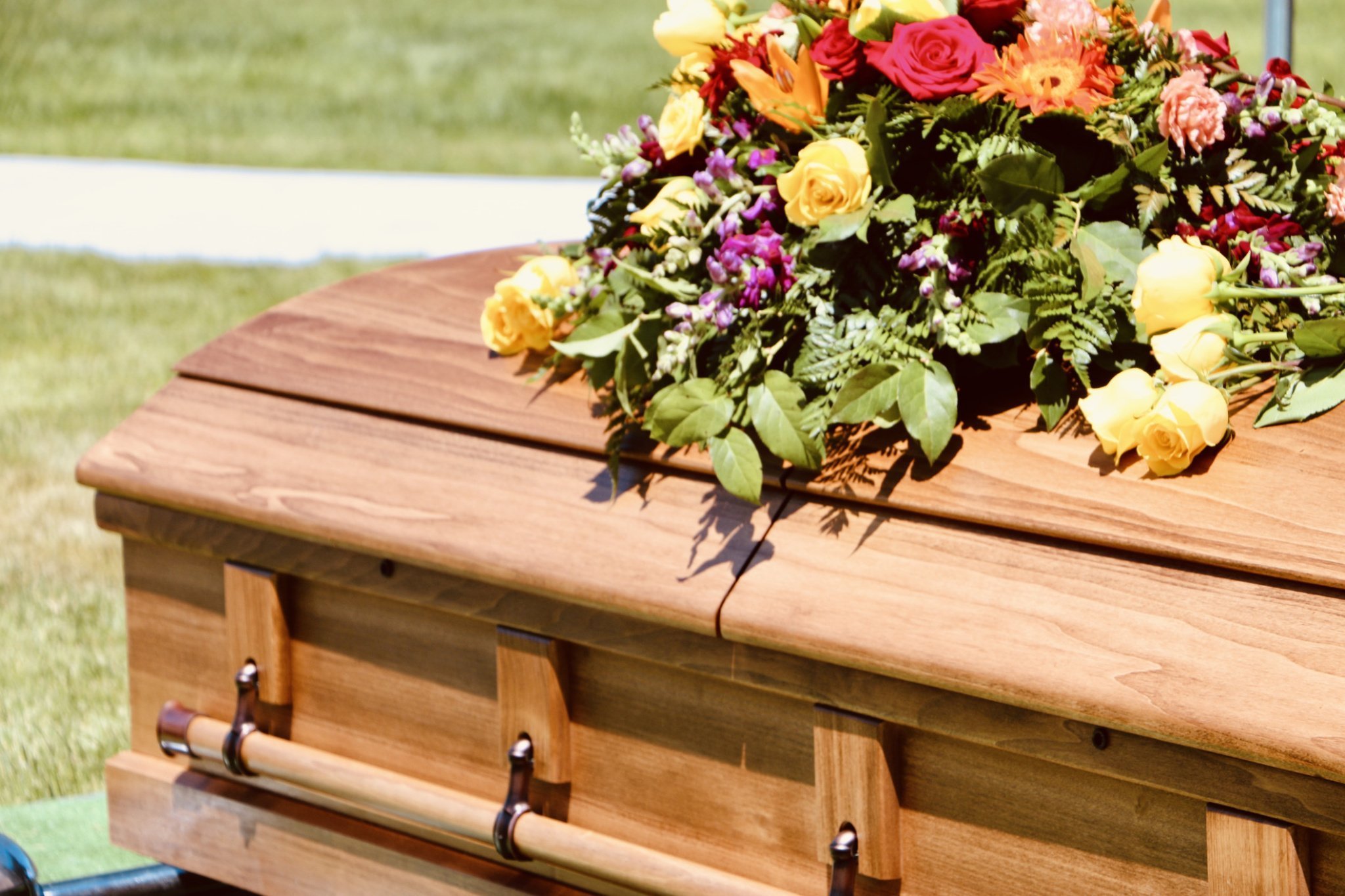 lovely-floral-arrangement-on-wood-casket-mourning-loss-of-loved-one-death-of-friend-or-family-member_t20_LJRrjV.jpg