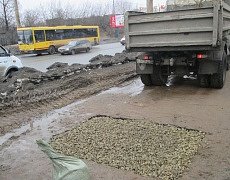 Провал на пешеходной дорожке на улице 50 лет ВЛКСМ в Ижевске засыпали и заасфальтировали