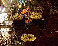 Власти Ижевска: засыпка ям на дорогах кирпичом – это вынужденная мера